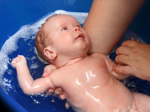 kādā temperatūrā jaundzimušajam jābūt mazgātam