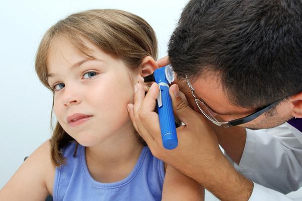 Bērnam ir ausu sāpes. Ko man darīt? Kā ārstēt?